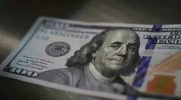 يستفيد الدولار الأمريكي من الإقبال عليه كملاذ آمن.